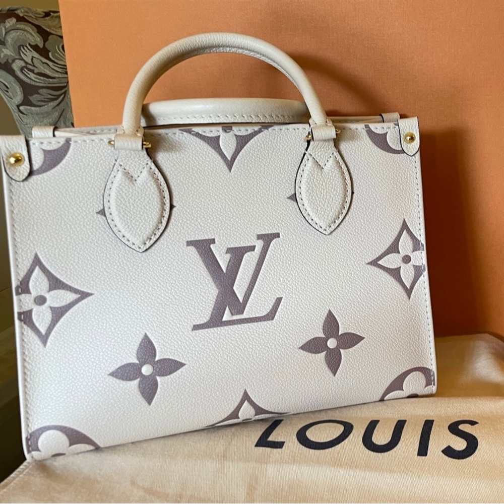 Cream bag On The Go Tote [YOU CAN’T GET THIS COLOR ANYMORE]